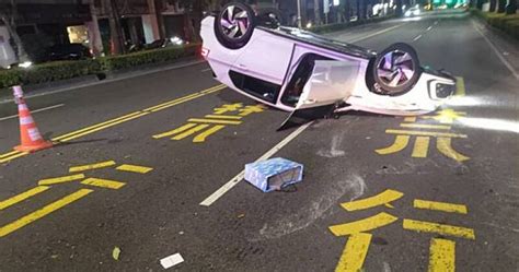 酒駕自撞翻車！男子醉醺醺上路 車開半途竟自撞分隔島後送醫 Ctwant Line Today