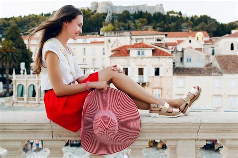 Mooie Vrouw Met Rode Hoed Op Vakantiebenen In Sandalen Gratis Foto