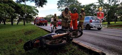 Colisão envolvendo carro e moto deixa motociclista ferida na Asa Sul