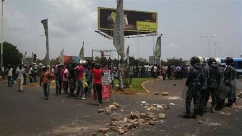 Un mort dans la répression des manifestations au Togo Le Courrier