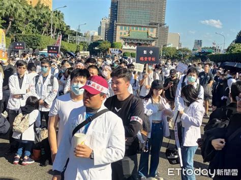 醫界5團體發起「黑十字運動」破千人上凱道！提「4大訴求」盼改革 Ettoday健康雲 Ettoday新聞雲