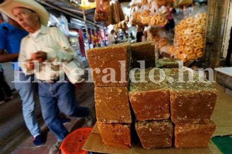 Mercados capitalinos abastecidos de productos navideños