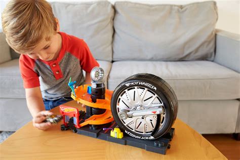 Hot Wheels Tekerlekli Yarış Dünyası Oyun Seti FNB15 D R