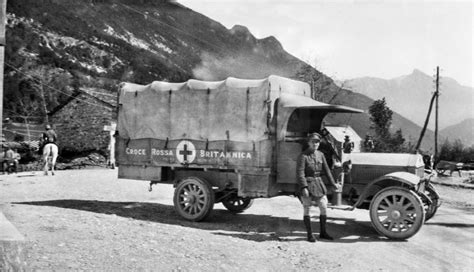 37 Historical Photos That Show Early Ambulances Over 100 Years Ago