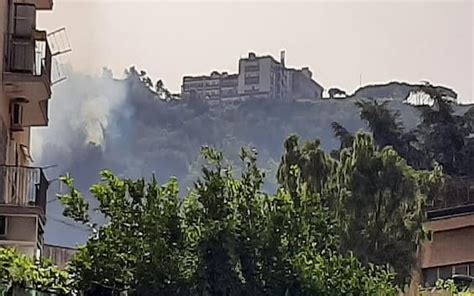 Napoli Domato L Incendio Ai Piedi Della Collina Di Posillipo Sky Tg