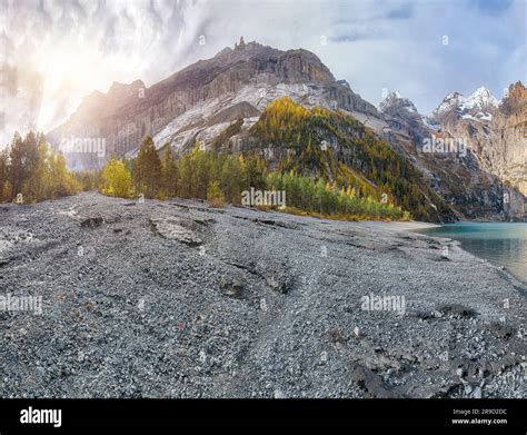 Vue Spectaculaire Sur Le Lac Oeschinensee En Automne Sc Ne Des Alpes