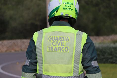 Un Conductor De Un Coche Provoca Un Accidente Y Se Da A La Fuga En La