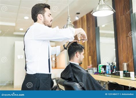 Cheveux Du S De Client De Coupe De Styliste En Coiffure Avec Des