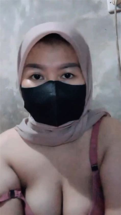 Horny Indonesian Hijab Asks To Be Fucked XhpIYo