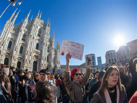 Milano In 30 Mila Al Presidio Contro La Violenza Sulle Donne I Nomi