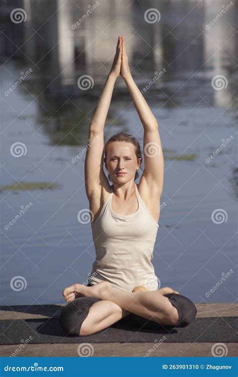 Una Joven Desnuda Practica Yoga En La Playa Foto De Archivo Imagen De