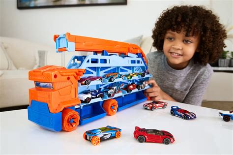 Hot Wheels Mega Transportator Masini Si Pista De Lansare EToys Ro Acum Cu Livrare La Easybox