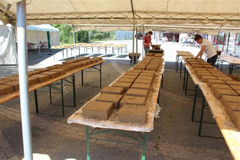 Fabrication De Briques De Terre Crue Avec La Terre De Site