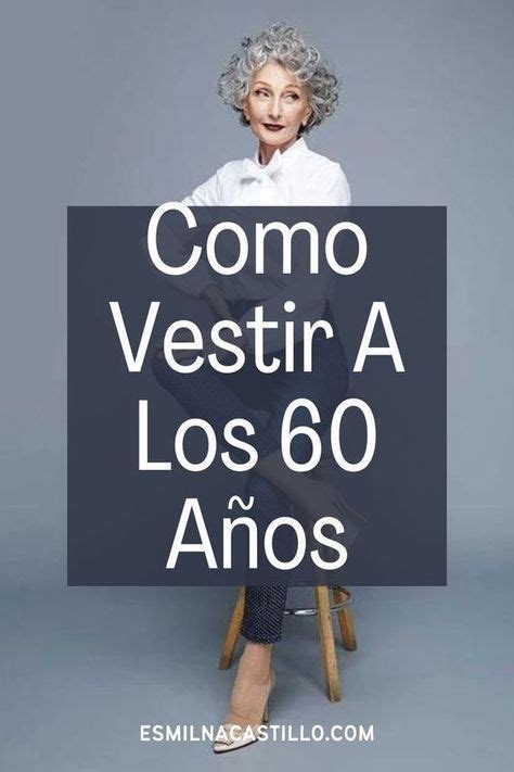 A Woman Sitting On Top Of A Wooden Chair With The Words Como Vestir A