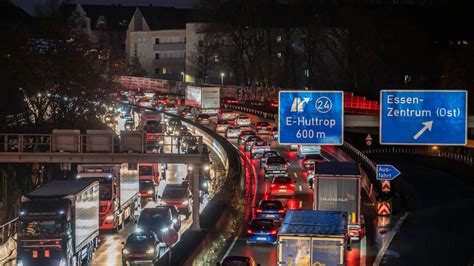 Essen ADAC Erwartet Staus Am Langen Fronleichnam Wochenende