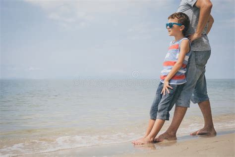 Pai E Filho Que Jogam Na Praia No Tempo Do Dia Imagem De Stock Imagem