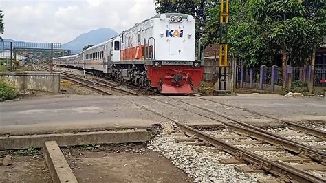 Ka Lokal Bandung Raya CC 201 92 07 BD Berangkat Stasiun Cicalengka