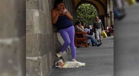 Mujer Que Pone A Bebé En El Piso Para Poder Chatear Genera Polémica En