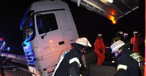 A8 Nach Lkw Unfall Stundenlang Gesperrt