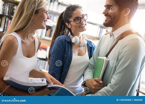 Grupo De Amigos Que Estudian Junto En El Campus Universitario Foto De