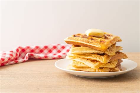 Pila De Gofres Caseros Con Mantequilla Y Miel O Jarabe De Arce Foto