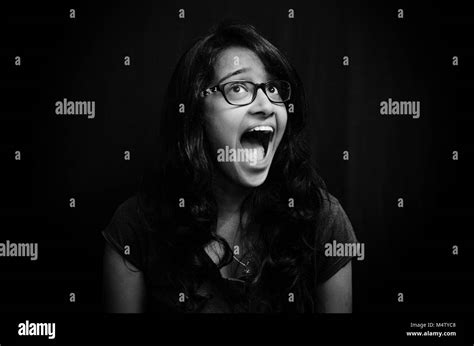 Retrato En Blanco Y Negro De Un Adulto Joven Chica Con Anteojos