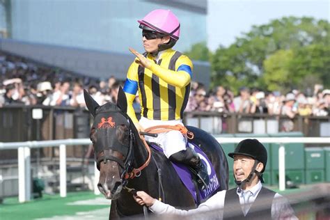 ＜東京11r・nhkマイルc＞ジャンタルマンタルでレースを制した川田は、ファンの声援に応える（撮影・郡司 修） ― スポニチ Sponichi