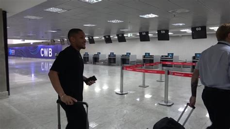 um dia de atraso Vitor Roque embarca para se apresentar à Seleção