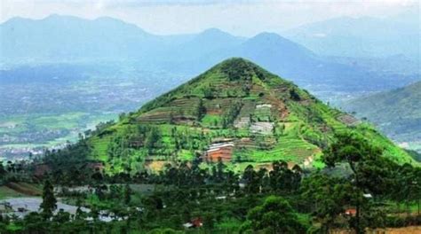 Menikmati Keindahan Alam Dan Sejarah Di Gunung Padang Cianjur