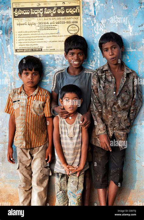 Felices los jóvenes pobres indios de castas inferiores los niños de la