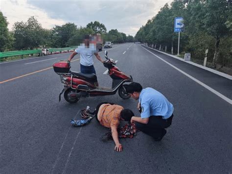 惊险！大妈骑车摔倒路中 兰溪民警途经紧急救助浙江在线金华频道