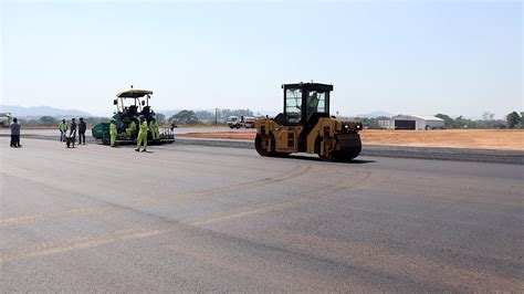 INÍCIO DA PAVIMENTAÇÃO DA PISTA DE POUSO E DECOLAGEM DO AEROPORTO DE