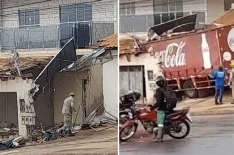 Caminhão perde o freio derruba poste e invade casa em Goiânia via