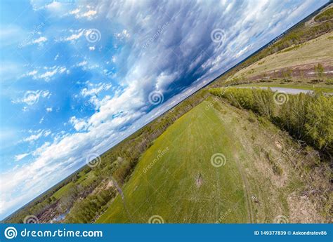 El Marco Se Divide Diagonalmente Entre Un Prado Verde Un Campo Un