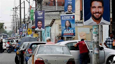 Los Ecuatorianos Acuden Este Domingo A Las Urnas Bajo Una Creciente Ola