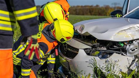 Gegen Baum gefahren 20 Jährige verliert im Weimarer Land Kontrolle