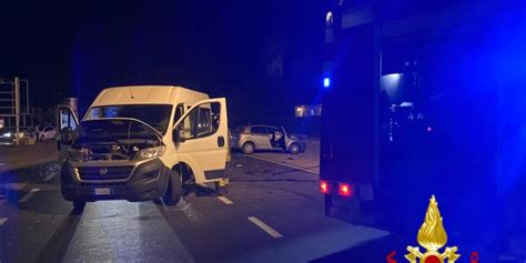 Paura Sulla Statale 106 A Crotone Auto Contro Furgone Che Trasportava