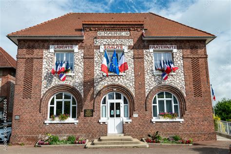 Facade d une mairie avec drapeaux français bleu blanc rouge et européen