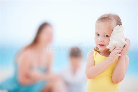 Petite Fille Pilotant Un Cerf Volant Image Stock Image Du Enfant