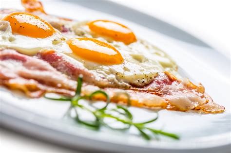 Jamón y huevos tocino y huevos huevo salado con pimienta en un plato