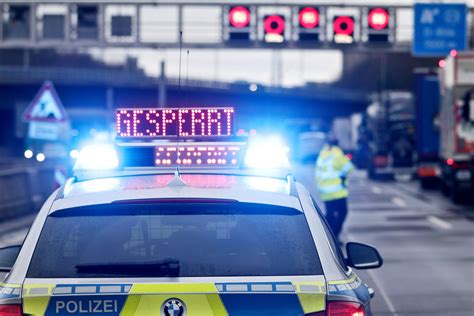 T Dlicher Unfall Auf A In K Ln Frau Wird Von Mehreren Autos Erfasst