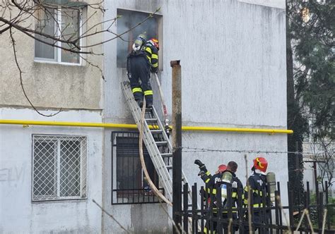 Incendiu într un bloc de pe Aleea Topolog Mai multe persoane s au