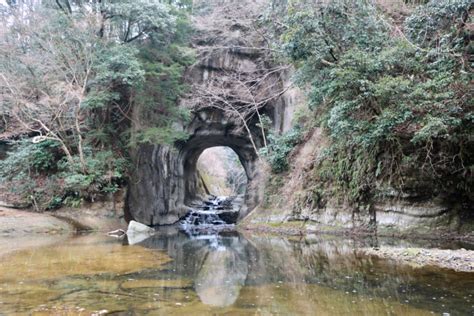 ジブリっぽい景色として話題の「濃溝の滝・亀岩の洞窟」へ行ってみた Stroll お散歩と旅のウェブマガジン