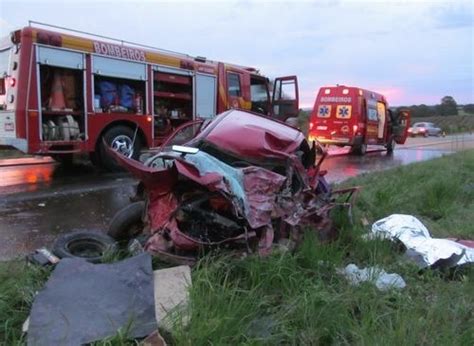 Motorista morre após bater contra duas carretas na BR 470 em