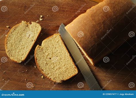 Rebanadas De Pan De Trigo Horneado En Casa Imagen De Archivo Imagen