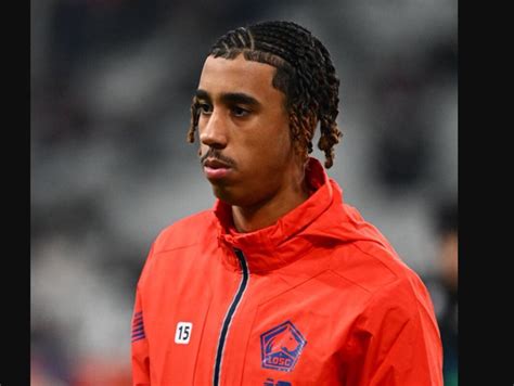 Leny Yoro Le PSG Se Fait Insistant