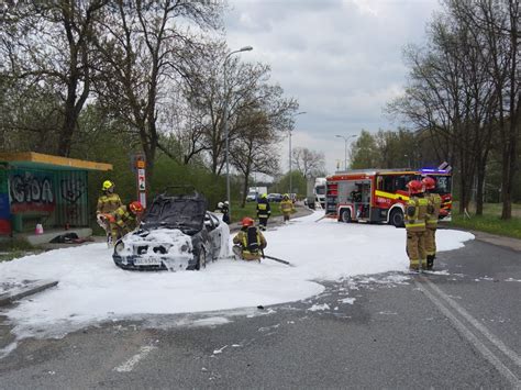 Pożar samochodu osobowego w Stanowicach Korki przy zjeździe z A1