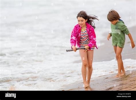 Jungen Und M Dchen Am Strand Stockfotografie Alamy