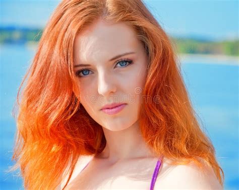 Menina Sexy Bonita Cabelo Vermelho E O Biquini Que Levantam Em