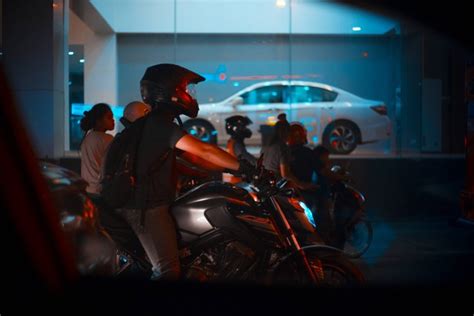 4 Tips Naik Motor Di Malam Hari Untuk Keselamatan Berkendara